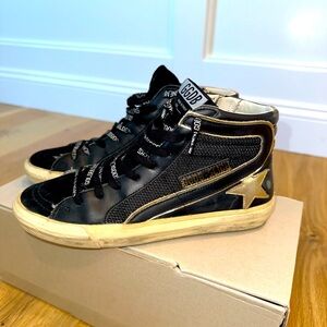 These sneakers are no longer for sale. This is a duplicate listing.